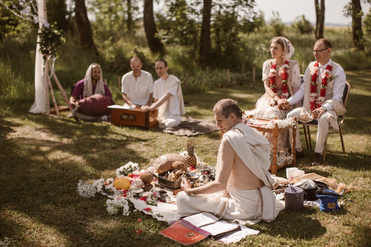 Ceremonia zaślubin wedyjskich. Para młoda siedzi przed kapłanem