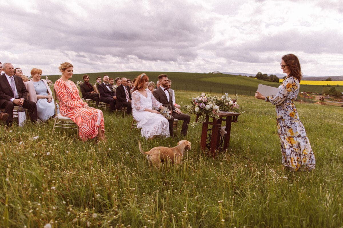 Ceremonia zaślubin na łące na tle gór stołowych