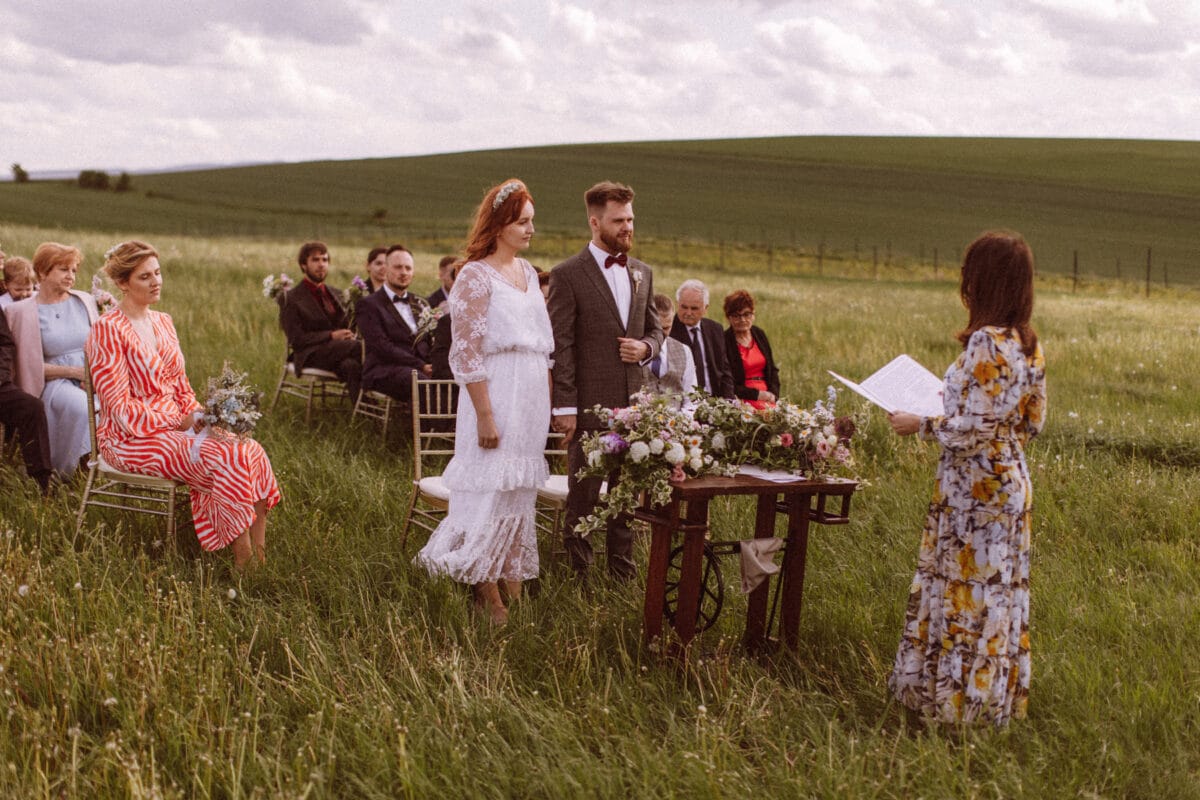 Ceremonia zaślubin na łące na tle gór stołowych